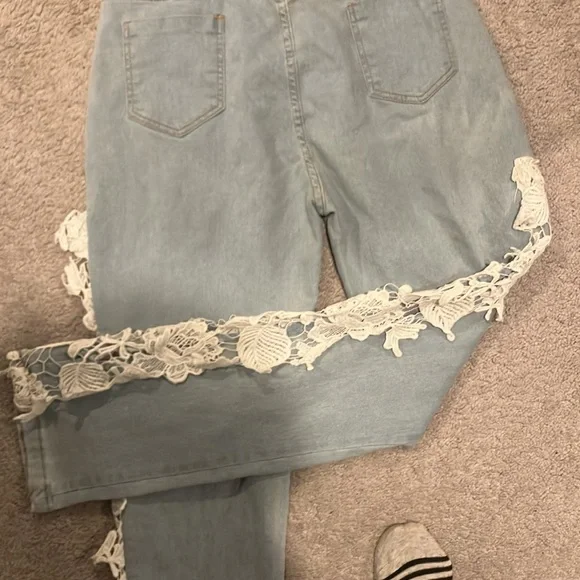 Jeans With White Lace Detail - Picture 12 of 12